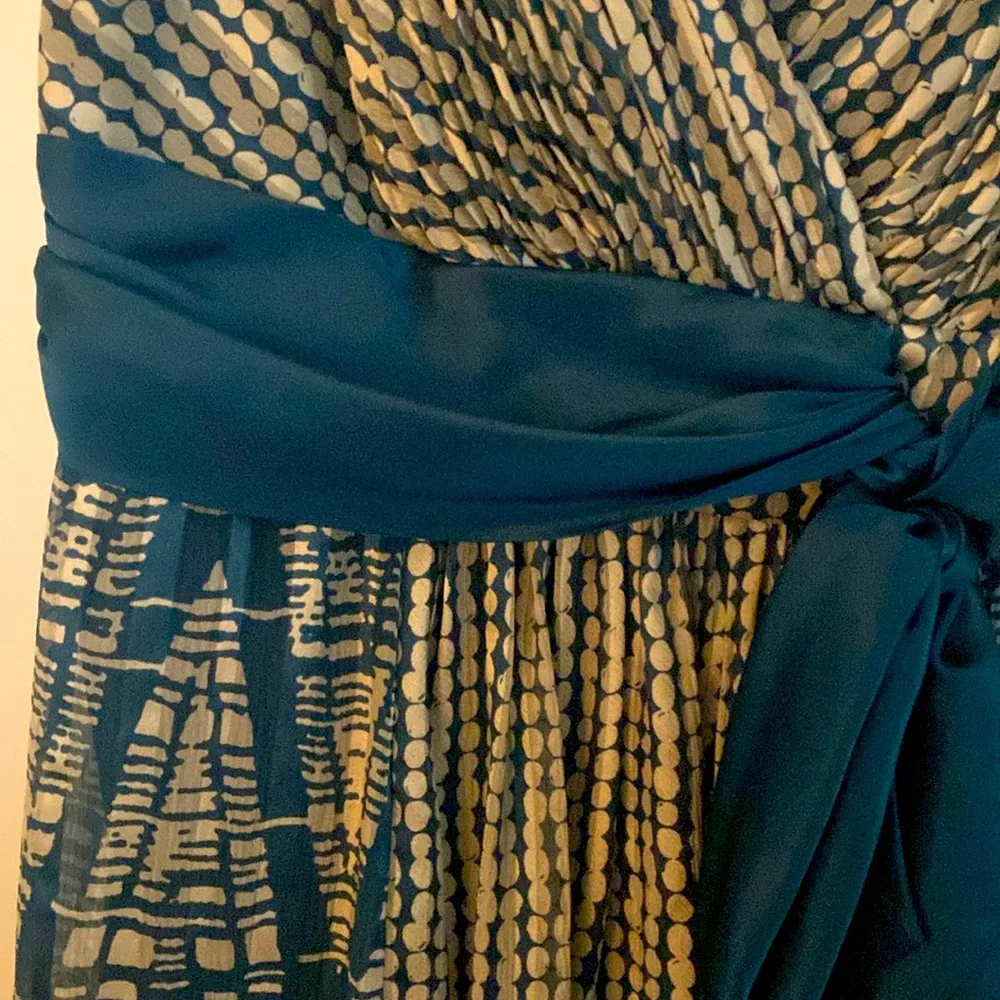 Elegant BCBG MaxAzria Blue and Cream Silk Women's Dress. Size 4 - Picture 3 of 5